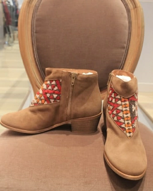 BOTIN SERRAJE CON FLECOS Y MOTIVOS ETNICOS