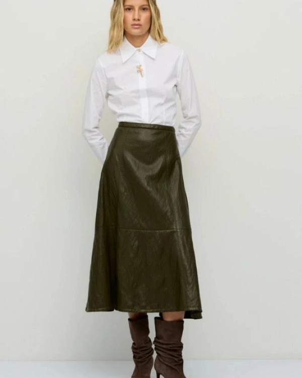 CAMISA CORTA AJUSTADA CON CUELLO