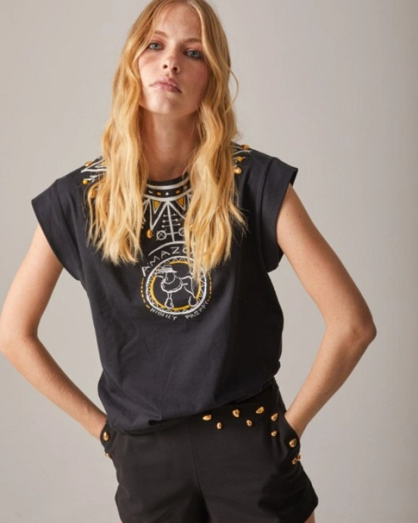 CAMISETA ESTAMPADO COLLAR CON TACHAS NEGRA