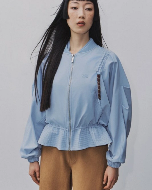 CAZADORA EN COLOR COFFEE Y SKY BLUE