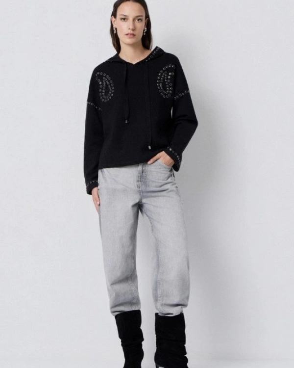 JERSEY CON CAPUCHA Y ADORNOS