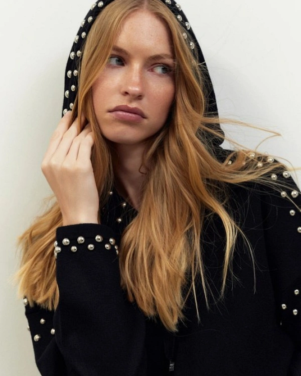 JERSEY CON TACHAS Y CAPUCHA