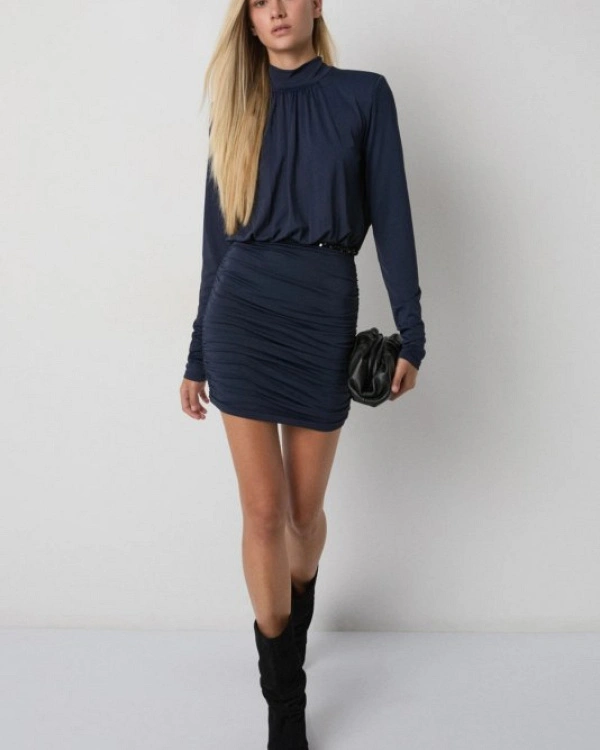 MINIVESTIDO DE CUELLO ALTO CON FRUNCIDO