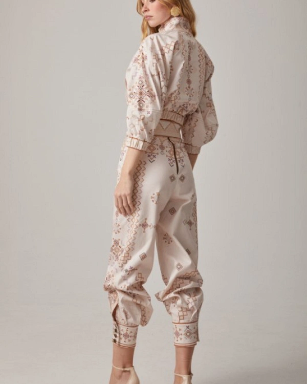 PANTALON CON PUÑO ESTAMPADO PUNTO DE CRUZ
