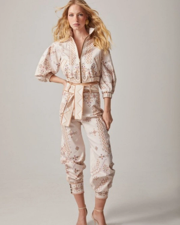 PANTALON CON PUÑO ESTAMPADO PUNTO DE CRUZ