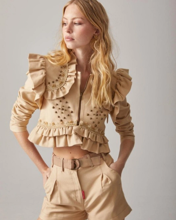 SHORT BEIGE CON CINTURON AL TONO