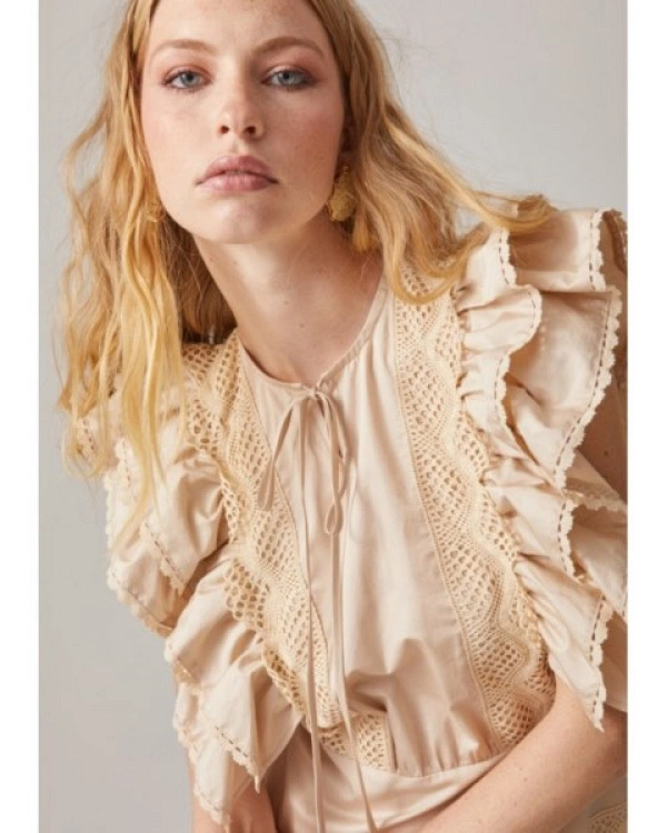 VESTIDO ROMANTICO BEIGE VOLANTES Y PUNTILLAS