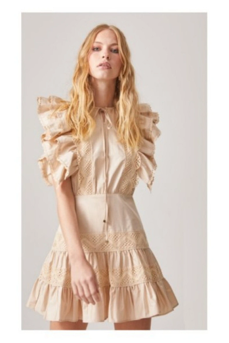 VESTIDO ROMANTICO BEIGE VOLANTES Y PUNTILLAS